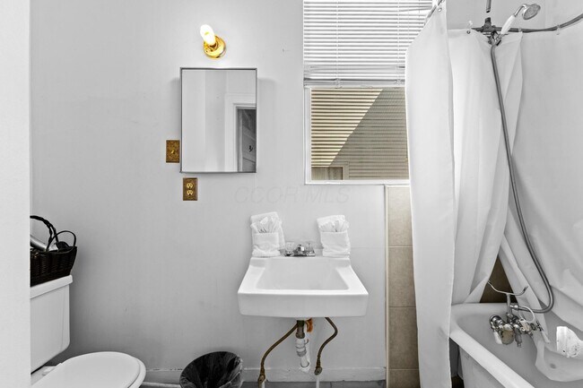 Building Photo - 854 N High St