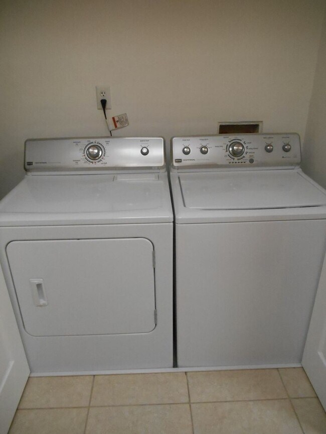 Building Photo - Updated 2 bedroom, 2 bath townhouse in Sahuara Village.