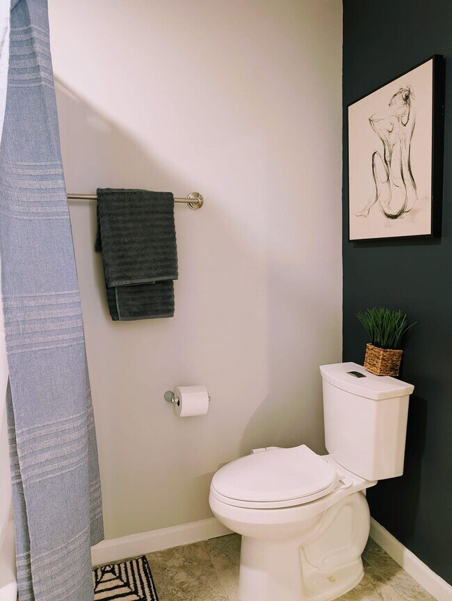 Building Photo - 469 Holt Rd NE