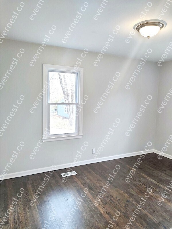 Building Photo - Charming 4-Bedroom Home with Garage / Pet-...