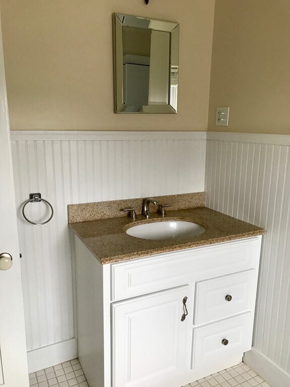 Building Photo - 674 Main St