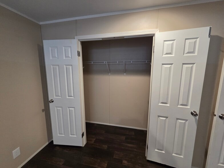 Building Photo - 2409 Creekview Dr