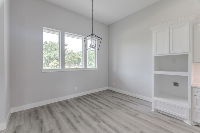 Building Photo - 624 Edgewood Dr