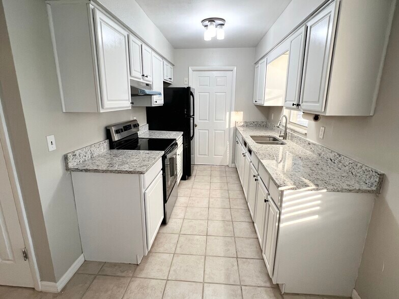 Kitchen - 4865 Darwood Dr