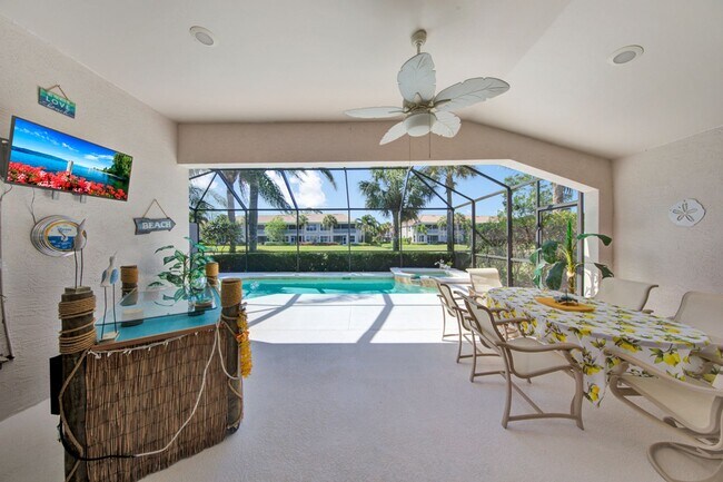 Building Photo - Rarely available Pool villa in Colonial Country Club!