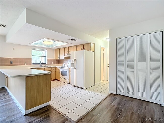 Building Photo - 1237 N Lion Cub Point