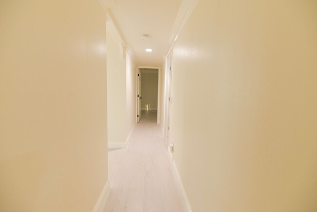 Building Photo - 412 Avenida Santa Barbara