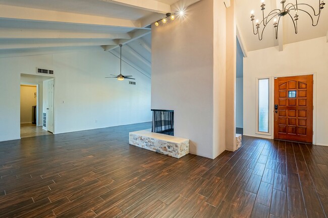 Building Photo - Three Bedrooms & POOL in 85254!