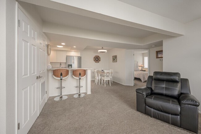 Building Photo - NEWLY REMODELED  FURNISHED BOTTOM FLOOR CONDO