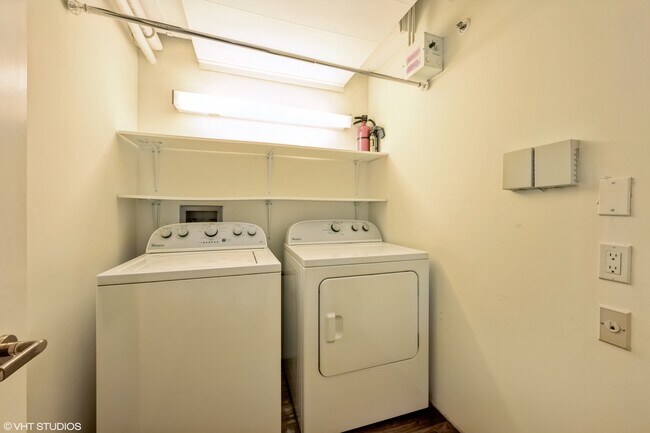 Building Photo - 132 E Delaware Pl