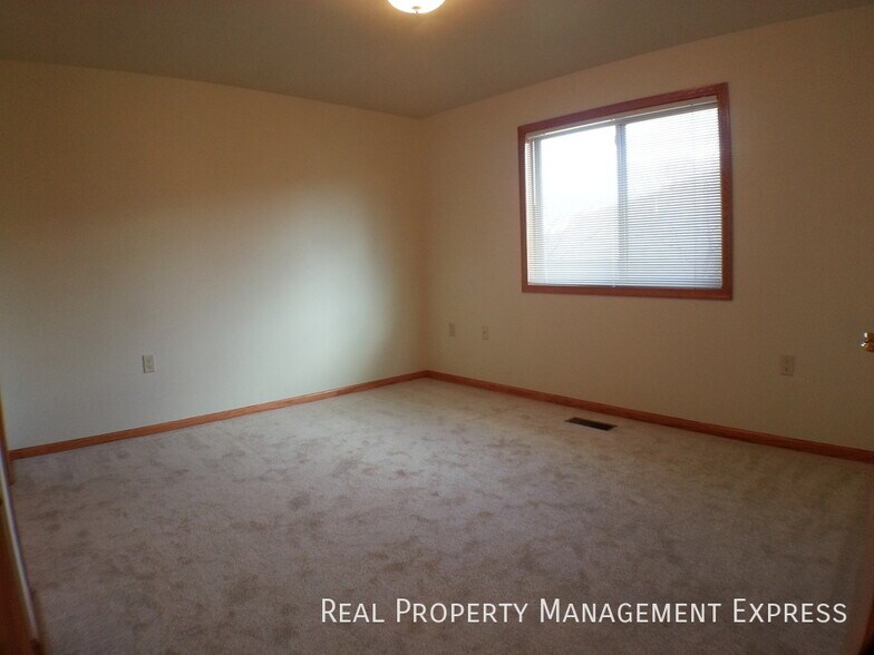 Building Photo - Cozy 2 Bedroom, 1 Bath Twin Home with 2 st...