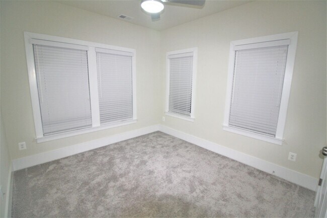 Building Photo - Elegant 3 Bedroom 2 Full 2 Half Bath Townhome in Ashburn