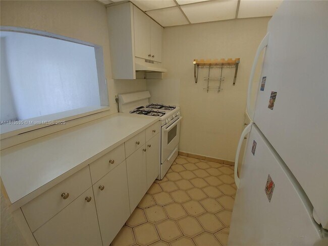 Building Photo - 1305 W 53rd St