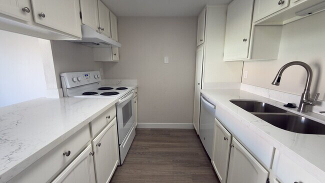 Building Photo - "Charming 1-Bedroom Condo Oasis in Phoenix - Your Perfect Urban Retreat!"