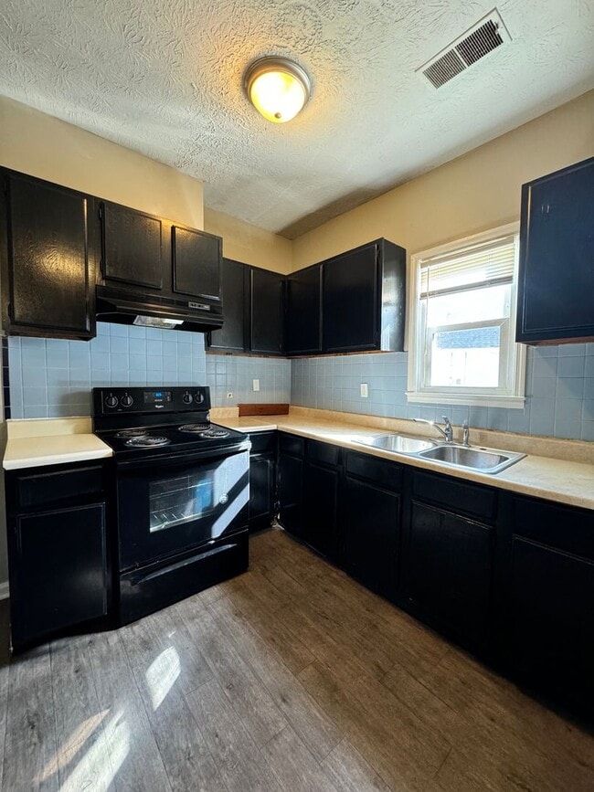 Building Photo - Remodeled 2 Bedroom Downtown!
