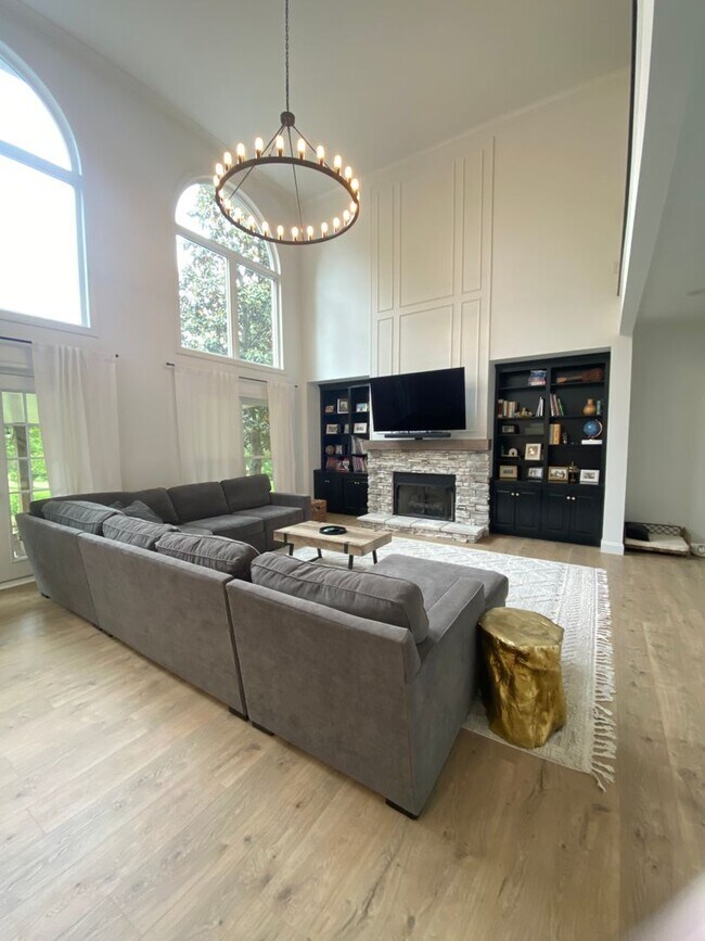 Building Photo - Beautiful Executive Style Home in the Stun...