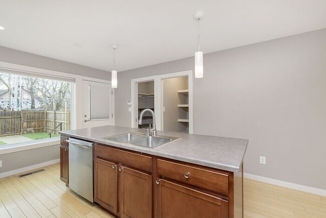 Building Photo - Lovely 3 Bedroom 2.5 Bath Townhome Steps From The Monon!