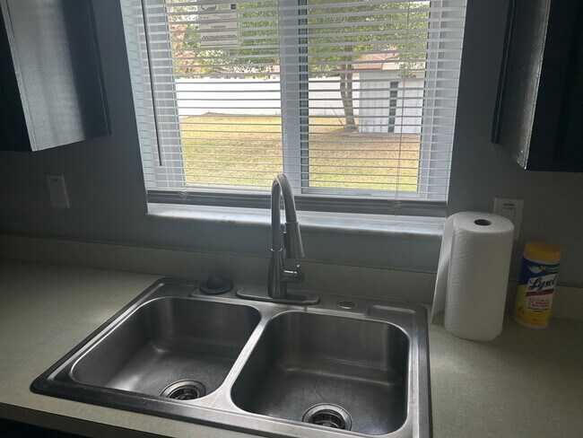 Building Photo - Charming 2-bedroom 1-bath home