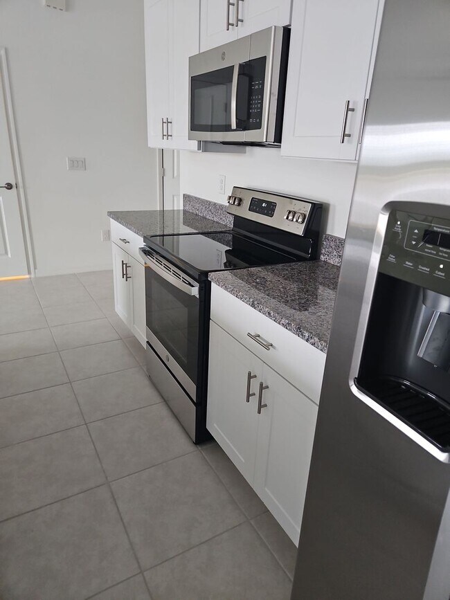 Building Photo - Dazzling 3-bedroom, 2.5-bathroom, 1 car ga...