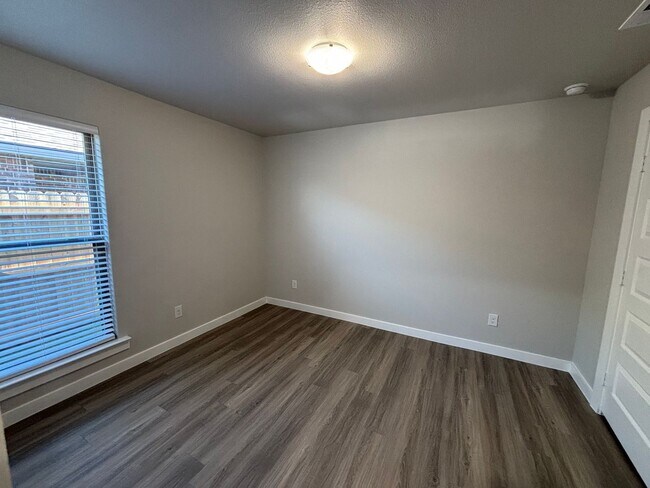 Building Photo - 4/2 Available July in Bell farms!!