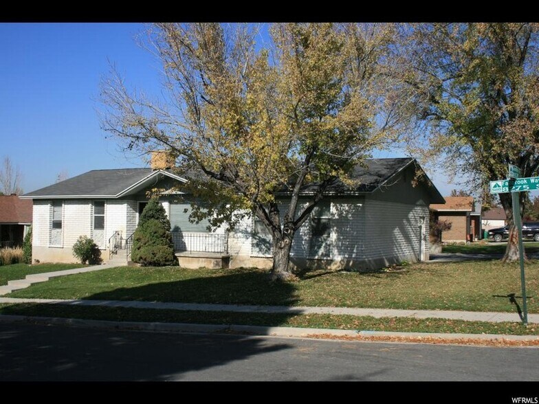 Building Photo - 1125 E Fallbrook Way
