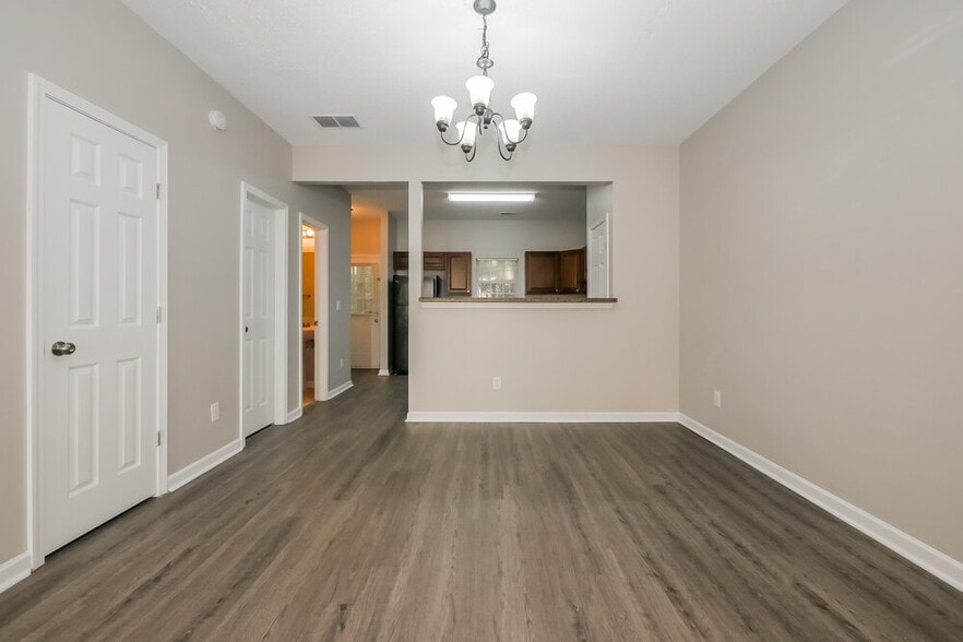 Building Photo - 7600 Creekside Ln