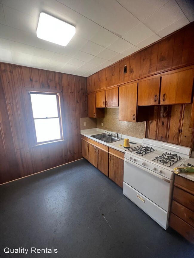 Building Photo - 4 br, 1 bath House - 553 E 5TH