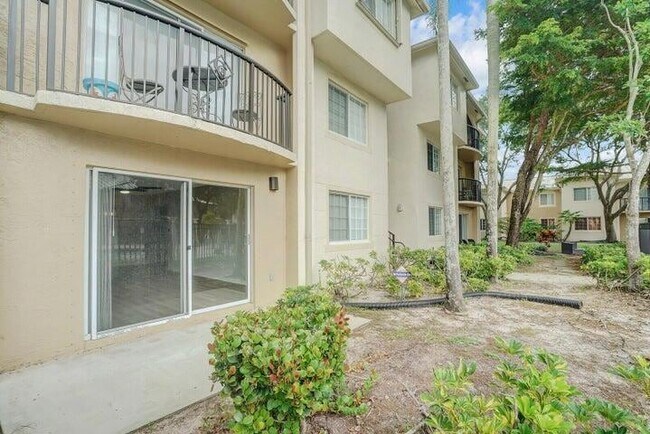 Building Photo - 1700 Crestwood Ct S