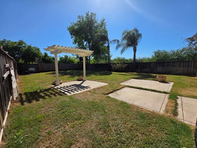 Building Photo - 3 bedroom with an extra office/den space in Modesto!