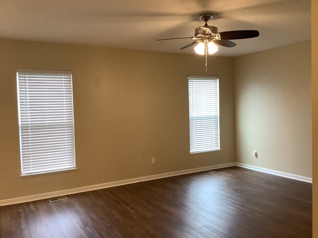 Building Photo - 390 Modesta Rd