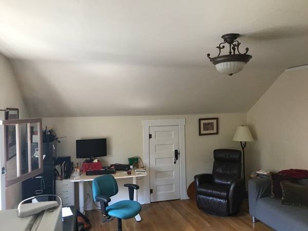 Building Photo - Spacious Top Floor One Bedroom Next To Cha...