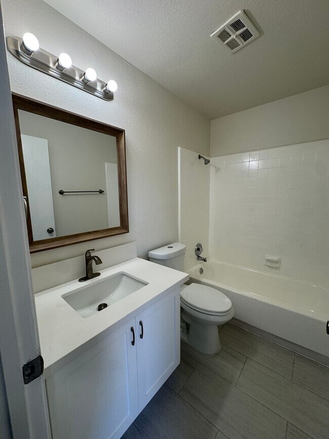 Building Photo - 2 Bed 1 Bath Apartment move in ready!!
