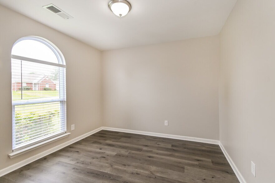 Building Photo - 13183 Sandbourne S