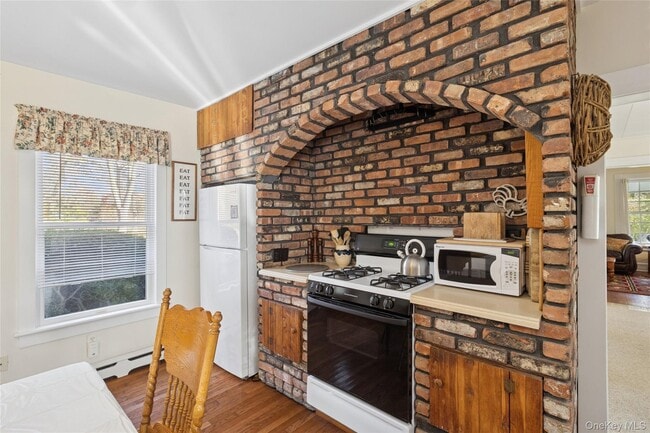 Building Photo - 718 Montauk Hwy