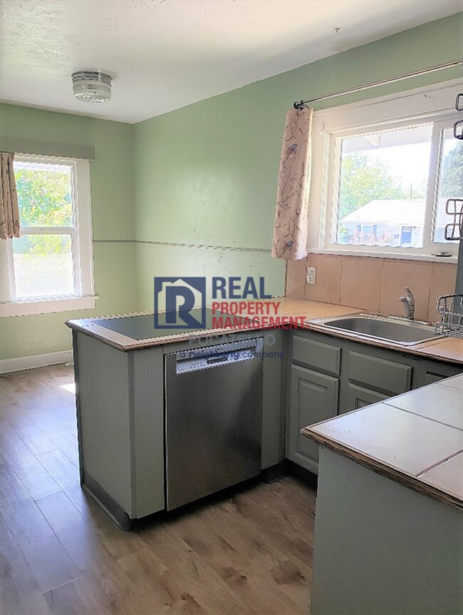 Building Photo - 605 S 11th Ave