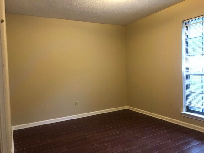 Building Photo - 6813 Maury Dr