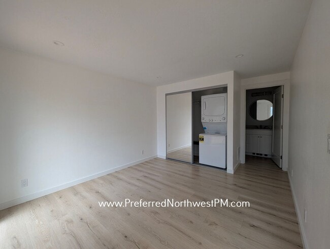 Building Photo - Modern 1 Bedroom Unit With Utilities and WiFi Included