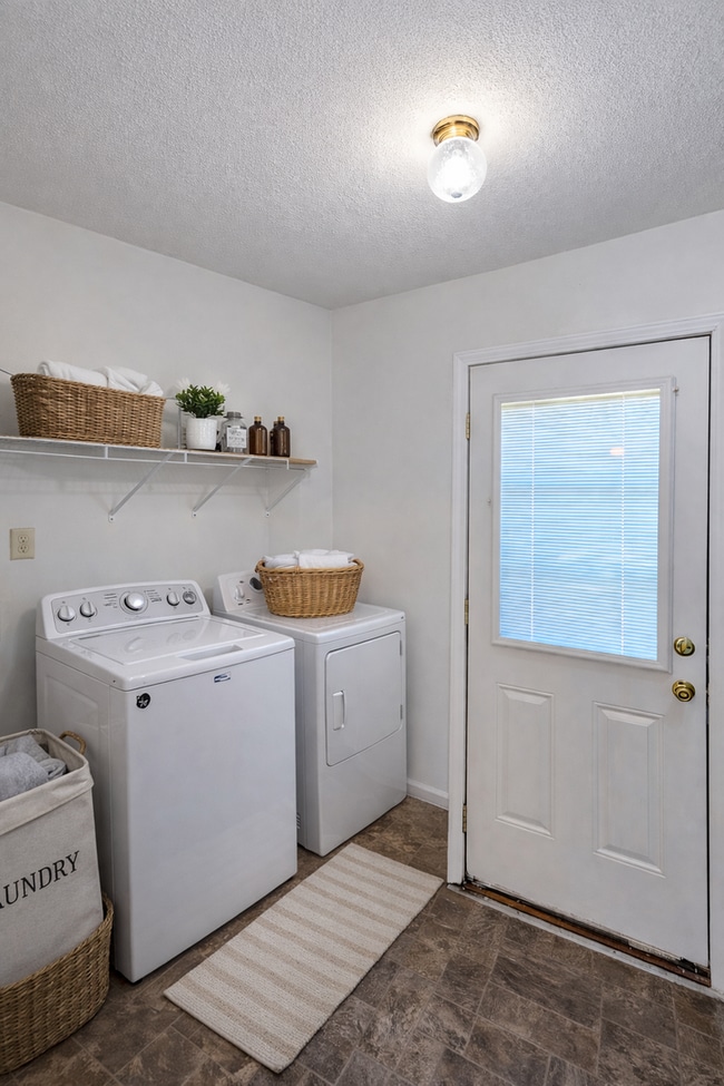 Building Photo - Charming 3 Bedroom 1 Bathroom Brick Home