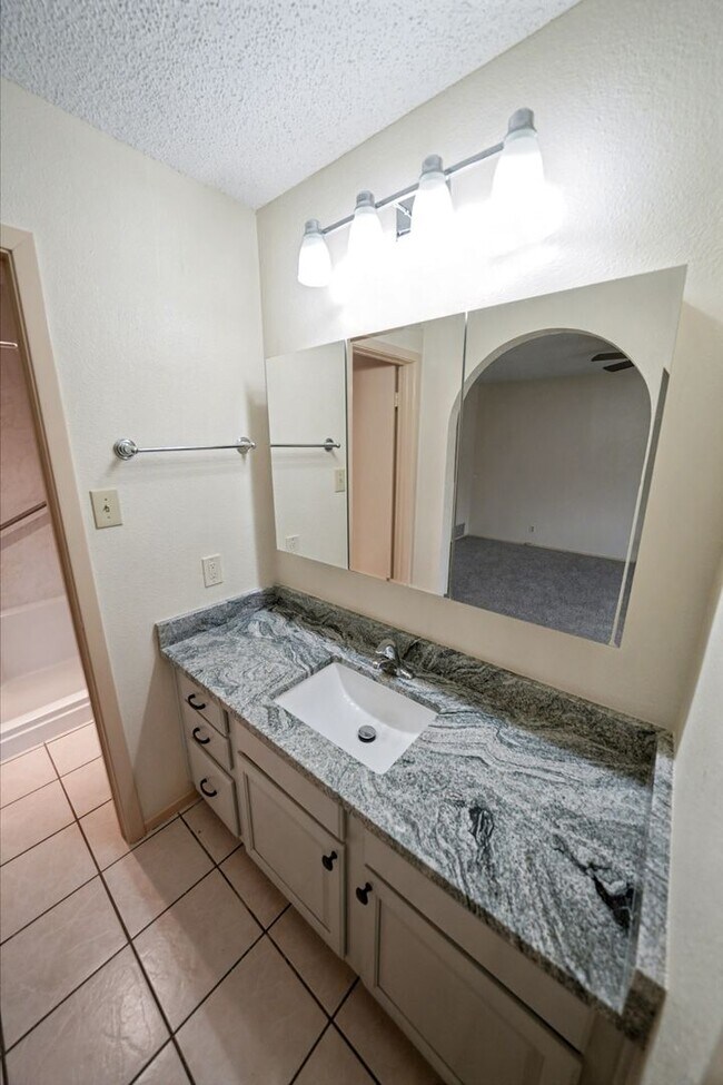 Building Photo - Charming 3-bed, 2-bath home in Universal C...