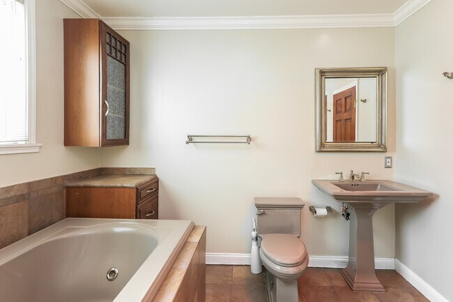 Building Photo - 708 Calmar Ave