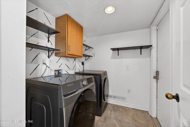 Building Photo - 7379 Edenfield Park Rd