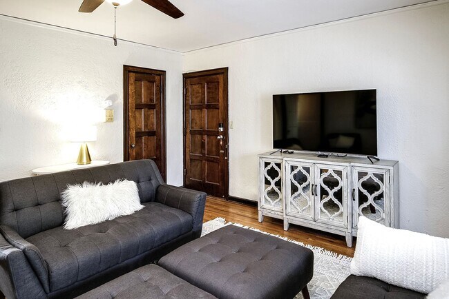 Building Photo - Spacious Two Bedroom Condo in Blackstone!