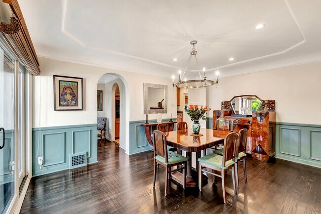 Building Photo - 343 N Croft Ave