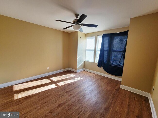 Building Photo - 923 E Schiller St