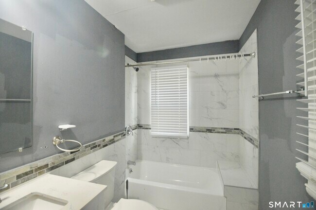 Building Photo - 807 Brewster St
