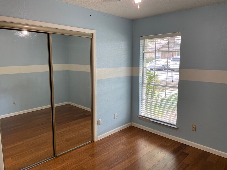 Building Photo - 1015 E Yager Ln