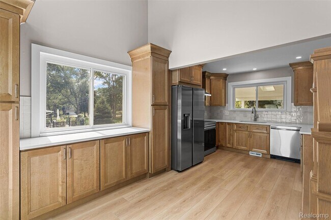 Building Photo - 6552 Orion Rd