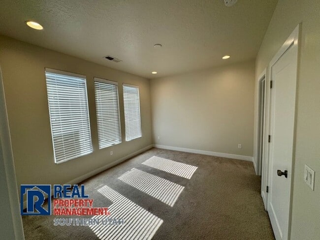 Building Photo - Woodland Estates Townhome