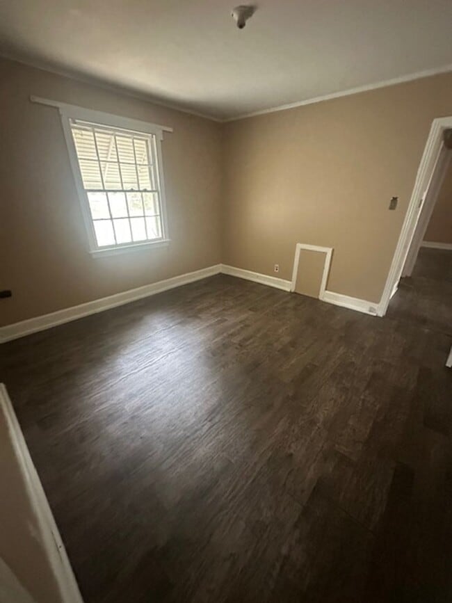 Building Photo - 605 Greenmead Dr