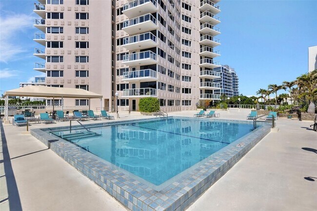Building Photo - 3000 Holiday Dr